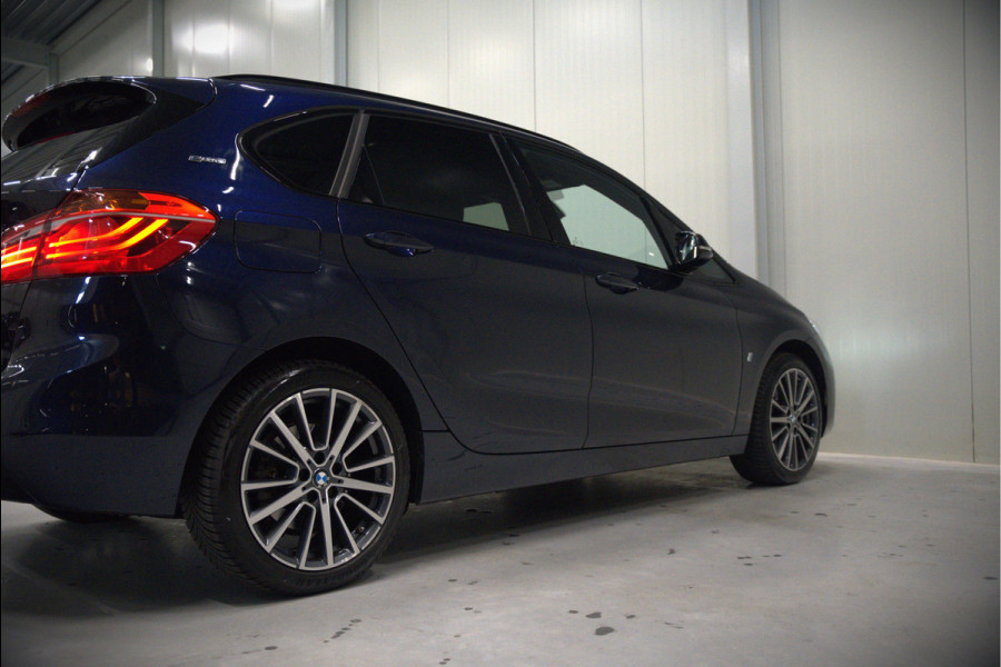 BMW 2 Serie Active Tourer 225xe iPerformance eDrive Edition | Stoelverwarming | Head-Up Display | Cruise Control | Parkeersensoren | Ambiance Verlichting | LED | Navigatie | Keyless | Leer | SOH 87%