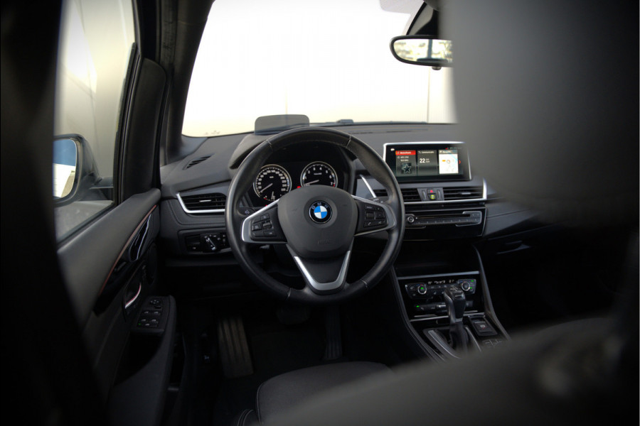 BMW 2 Serie Active Tourer 225xe iPerformance eDrive Edition | Stoelverwarming | Head-Up Display | Cruise Control | Parkeersensoren | Ambiance Verlichting | LED | Navigatie | Keyless | Leer | SOH 87%