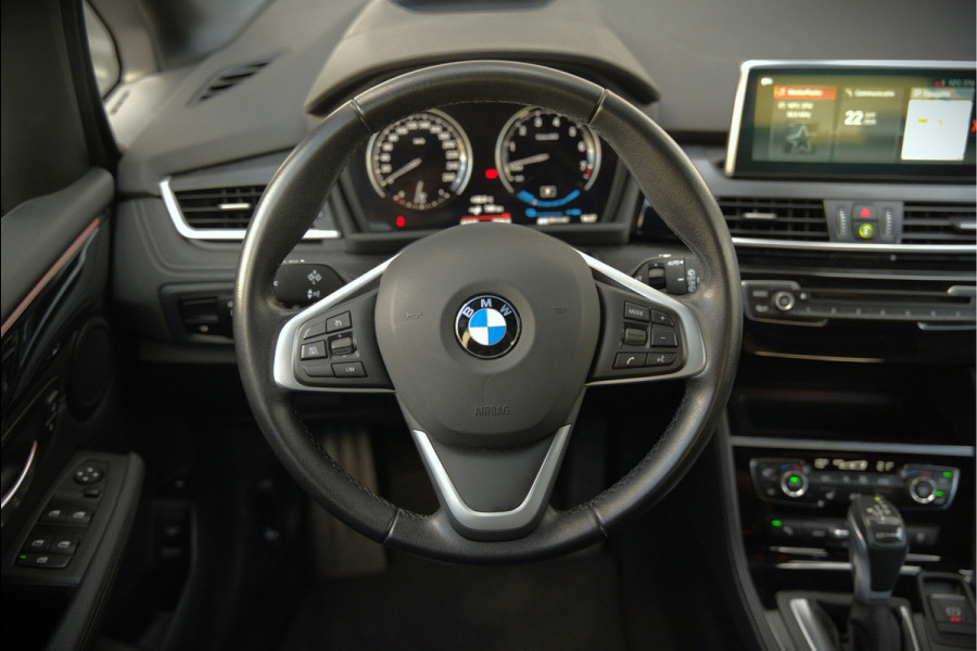 BMW 2 Serie Active Tourer 225xe iPerformance eDrive Edition | Stoelverwarming | Head-Up Display | Cruise Control | Parkeersensoren | Ambiance Verlichting | LED | Navigatie | Keyless | Leer | SOH 87%