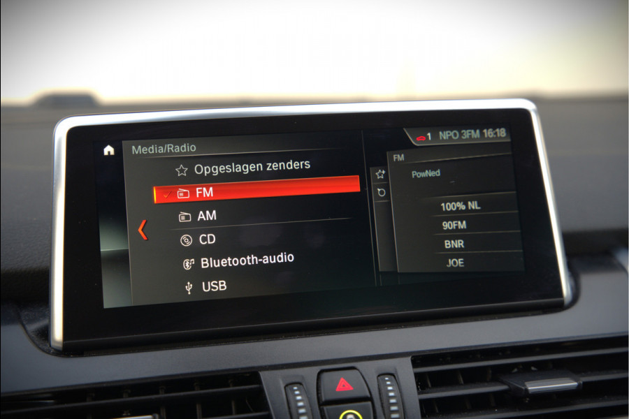 BMW 2 Serie Active Tourer 225xe iPerformance eDrive Edition | Stoelverwarming | Head-Up Display | Cruise Control | Parkeersensoren | Ambiance Verlichting | LED | Navigatie | Keyless | Leer | SOH 87%