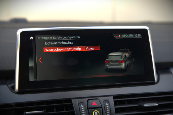 BMW 2 Serie Active Tourer 225xe iPerformance eDrive Edition | Stoelverwarming | Head-Up Display | Cruise Control | Parkeersensoren | Ambiance Verlichting | LED | Navigatie | Keyless | Leer | SOH 87%