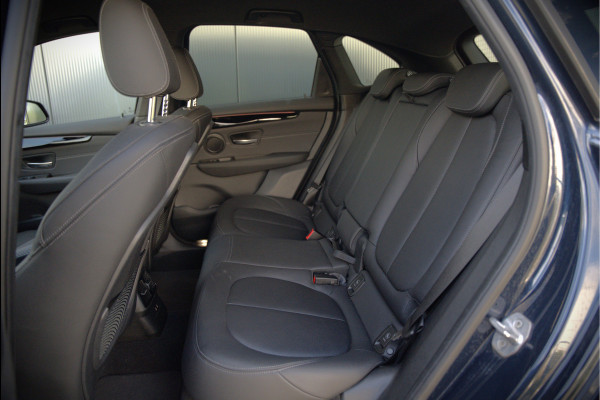 BMW 2 Serie Active Tourer 225xe iPerformance eDrive Edition | Stoelverwarming | Head-Up Display | Cruise Control | Parkeersensoren | Ambiance Verlichting | LED | Navigatie | Keyless | Leer | SOH 87%