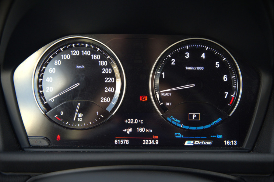 BMW 2 Serie Active Tourer 225xe iPerformance eDrive Edition | Stoelverwarming | Head-Up Display | Cruise Control | Parkeersensoren | Ambiance Verlichting | LED | Navigatie | Keyless | Leer | SOH 87%