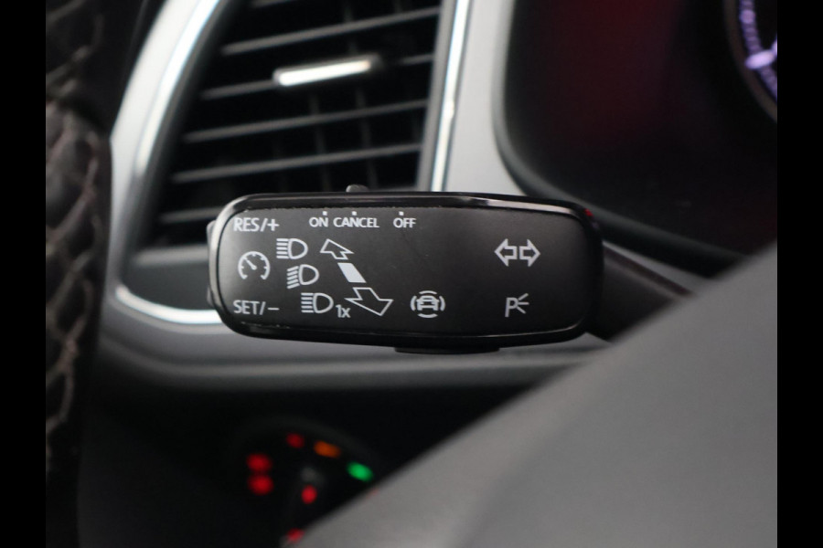 Seat Leon 1.5 TSI STYLE ULTIMATE EDITION+ TREKHAAK | CARPLAY | CAMERA | DAB | NAVIGATIE