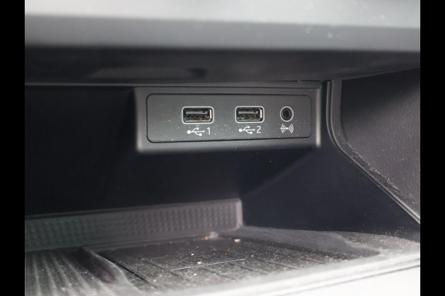 Seat Leon 1.5 TSI STYLE ULTIMATE EDITION+ TREKHAAK | CARPLAY | CAMERA | DAB | NAVIGATIE