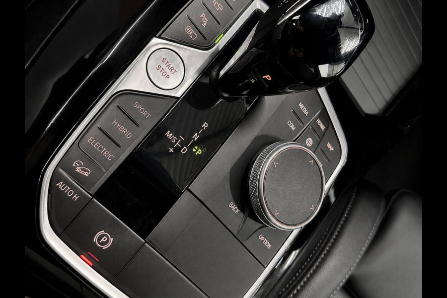 BMW X3 xDrive30e High Executive M-Sport Parking Assistant Plus+ Surround View, Active Cruise Control Live Cockpit Professional, HiFi, Wireless Charging, Extra getint glas 19 inch M-velgen.