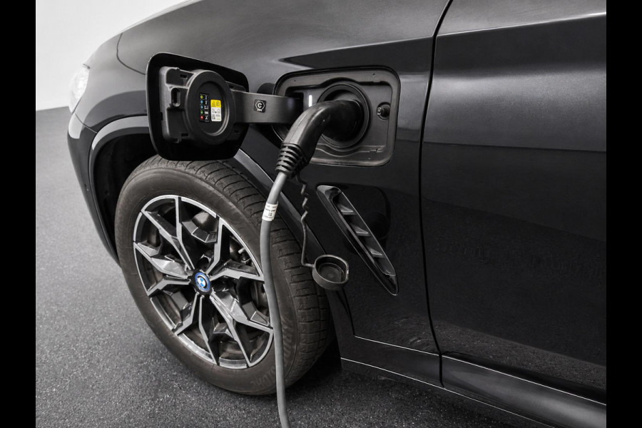 BMW X3 xDrive30e High Executive M-Sport Parking Assistant Plus+ Surround View, Active Cruise Control Live Cockpit Professional, HiFi, Wireless Charging, Extra getint glas 19 inch M-velgen.