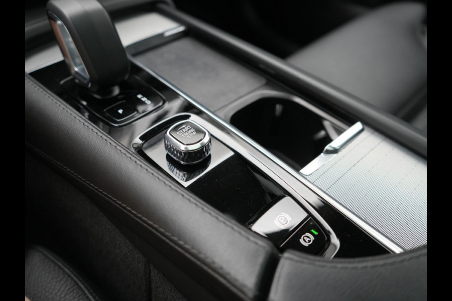 Volvo XC90 T8 Recharge AWD Ultimate Dark 7 Persoons 456pk PHEV LONG RANGE Dealer O.H | Trekhaak af Fabriek | Bowers & Wilkins | Panodak | 22"L.M | Adaptive Cruise | Head Up | Alcantara Hemel | Pilot Assist | Google Maps | Keyless |