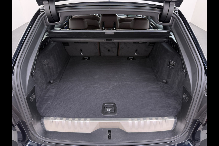 BMW 5 Serie Touring 530e 292PK Hybrid xDrive M-Sport Leder Elek.Comfort Stoelen+Memory+Verwarmd Shadow Line Live Cockpit Pro Apple Carplay/A Elek.Achterklep Aero-Pack 4WD AWD Pdc DAB+ Led+High Beam Assist Cruise Control Wifi Dealeronderhouden Origineel Nederlandse Auto