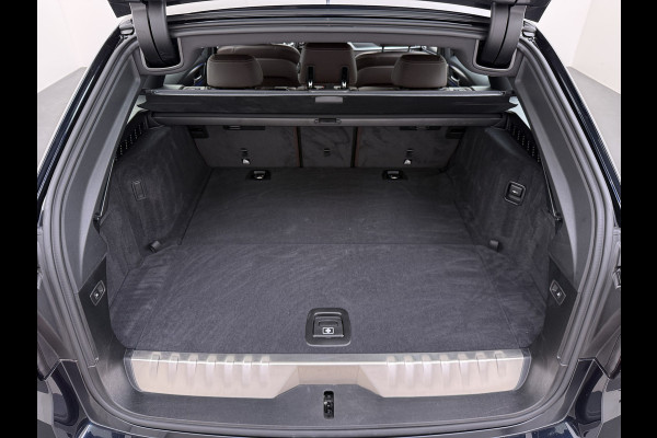 BMW 5 Serie Touring 530e 292PK Hybrid xDrive M-Sport Leder Elek.Comfort Stoelen+Memory+Verwarmd Shadow Line Live Cockpit Pro Apple Carplay/A Elek.Achterklep Aero-Pack 4WD AWD Pdc DAB+ Led+High Beam Assist Cruise Control Wifi Dealeronderhouden Origineel Nederlandse Auto