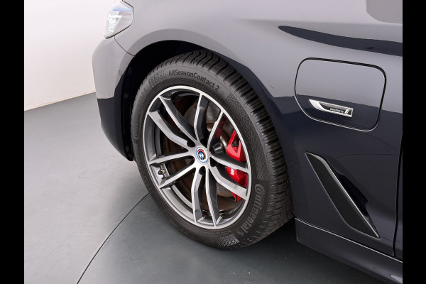 BMW 5 Serie Touring 530e 292PK Hybrid xDrive M-Sport Leder Elek.Comfort Stoelen+Memory+Verwarmd Shadow Line Live Cockpit Pro Apple Carplay/A Elek.Achterklep Aero-Pack 4WD AWD Pdc DAB+ Led+High Beam Assist Cruise Control Wifi Dealeronderhouden Origineel Nederlandse Auto