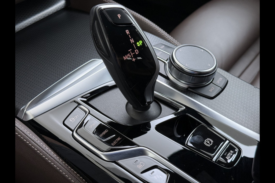 BMW 5 Serie Touring 530e 292PK Hybrid xDrive M-Sport Leder Elek.Comfort Stoelen+Memory+Verwarmd Shadow Line Live Cockpit Pro Apple Carplay/A Elek.Achterklep Aero-Pack 4WD AWD Pdc DAB+ Led+High Beam Assist Cruise Control Wifi Dealeronderhouden Origineel Nederlandse Auto