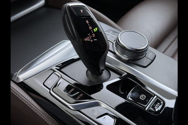 BMW 5 Serie Touring 530e 292PK Hybrid xDrive M-Sport Leder Elek.Comfort Stoelen+Memory+Verwarmd Shadow Line Live Cockpit Pro Apple Carplay/A Elek.Achterklep Aero-Pack 4WD AWD Pdc DAB+ Led+High Beam Assist Cruise Control Wifi Dealeronderhouden Origineel Nederlandse Auto