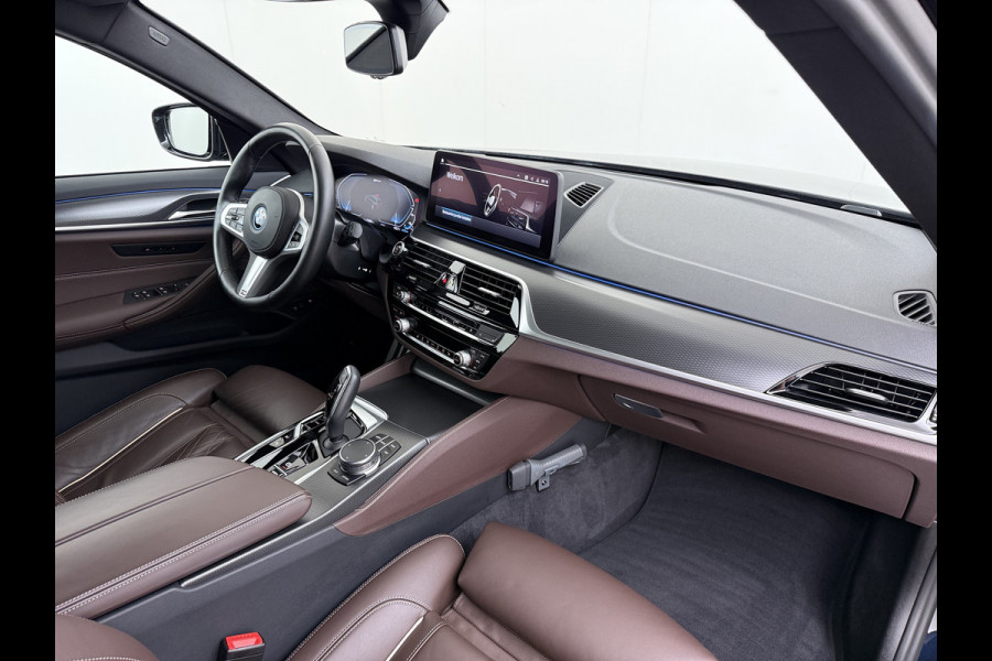 BMW 5 Serie Touring 530e 292PK Hybrid xDrive M-Sport Leder Elek.Comfort Stoelen+Memory+Verwarmd Shadow Line Live Cockpit Pro Apple Carplay/A Elek.Achterklep Aero-Pack 4WD AWD Pdc DAB+ Led+High Beam Assist Cruise Control Wifi Dealeronderhouden Origineel Nederlandse Auto