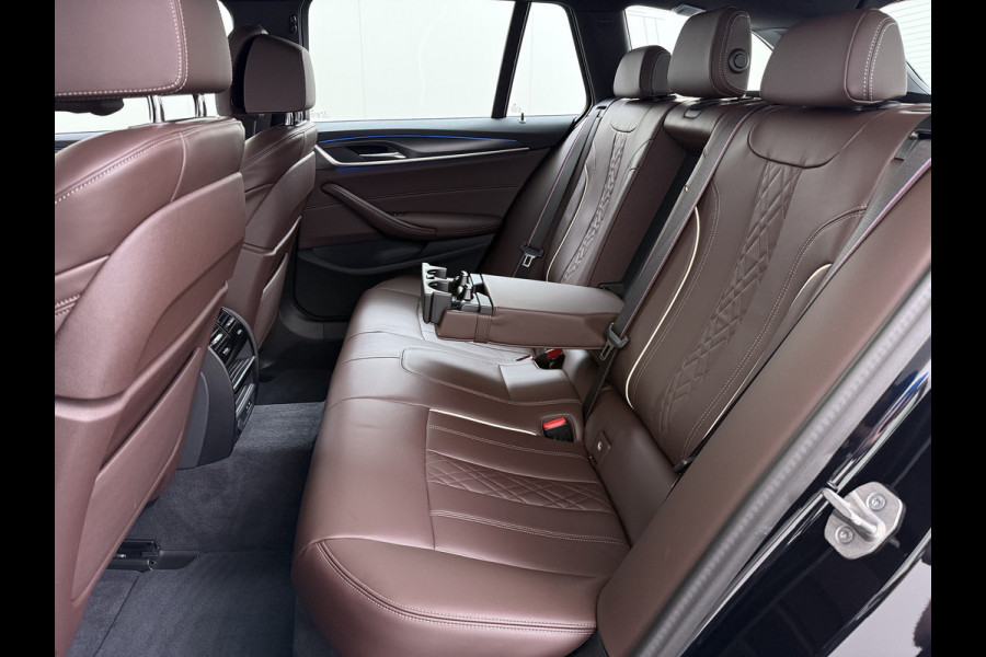 BMW 5 Serie Touring 530e 292PK Hybrid xDrive M-Sport Leder Elek.Comfort Stoelen+Memory+Verwarmd Shadow Line Live Cockpit Pro Apple Carplay/A Elek.Achterklep Aero-Pack 4WD AWD Pdc DAB+ Led+High Beam Assist Cruise Control Wifi Dealeronderhouden Origineel Nederlandse Auto