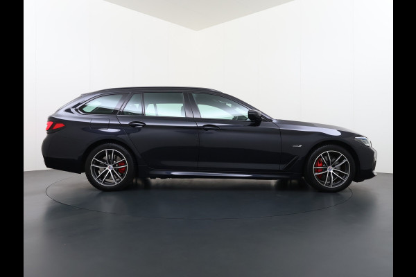 BMW 5 Serie Touring 530e 292PK Hybrid xDrive M-Sport Leder Elek.Comfort Stoelen+Memory+Verwarmd Shadow Line Live Cockpit Pro Apple Carplay/A Elek.Achterklep Aero-Pack 4WD AWD Pdc DAB+ Led+High Beam Assist Cruise Control Wifi Dealeronderhouden Origineel Nederlandse Auto