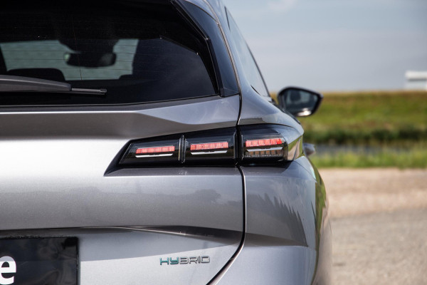 Peugeot 308 1.6 HYbrid 180 Allure Pack Business AIRCO / CRUISE CONTROLE / CARPLAY / PLUG IN HYBRID / STOELVERWARMING