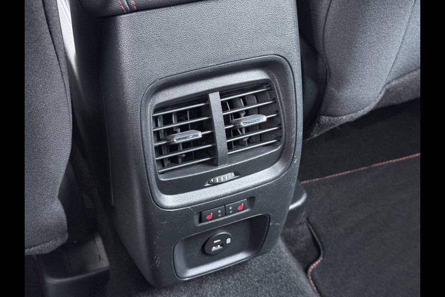 Ford Kuga 1.5T 150PK ST-Line Trekhaak Adap.Cruise Stoel+Stuur+Achterbank+Voorruitverwarming Elek.Achterklep Camera Apple Carplay/Android A Lmv 18" DAB Bluetooth Parkeerhulp Led Lane Assist Isofix Road Edge Detection WiFi 1.800KG Trekgewicht