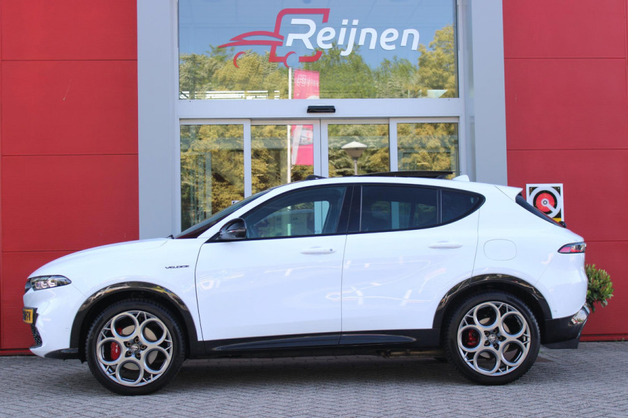 Alfa Romeo Tonale PHEV 280PK VELOCE | PANORAMISCH SCHUIF/KANTEL DAK | PREMIUM PACK: LEDEREN BEKLEDING/GEVENTILEERDE VOORSTOELEN/4-VOUDIG ELEKTRISCH VERSTELBARE LENDESTEUN VOORSTOELEN/HOOGGLANS ZWARTE RAAMOMLIJSTING/AMBIENT LIGHTING | TECHNOLOGY PACK: PARKEERWAARSCHUWING VOOR EN ACHTER/360° CAMERA/AUTOMATISCH INPARKEREN/ AUTONOMOUS DRIVING LEVEL 2: ADAPTIVE CRUISE CONTROL/LANE CENTERING ASSIST/TRAFFIC JAM ASSIST DODEHOEK DETECTIE AUTOMATISCH DIMMENDE BUITENSPIEGELS ELEKTRISCH BEDIENBARE ACHTERKLEP | WINTERPACK: STOELVERWARMING VOOR/STUURVERWARMING/VERWARMBARE RUITENSPROEIERS | HARMAN KAR