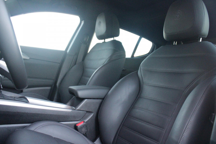 Alfa Romeo Tonale PHEV 280PK VELOCE | PANORAMISCH SCHUIF/KANTEL DAK | PREMIUM PACK: LEDEREN BEKLEDING/GEVENTILEERDE VOORSTOELEN/4-VOUDIG ELEKTRISCH VERSTELBARE LENDESTEUN VOORSTOELEN/HOOGGLANS ZWARTE RAAMOMLIJSTING/AMBIENT LIGHTING | TECHNOLOGY PACK: PARKEERWAARSCHUWING VOOR EN ACHTER/360° CAMERA/AUTOMATISCH INPARKEREN/ AUTONOMOUS DRIVING LEVEL 2: ADAPTIVE CRUISE CONTROL/LANE CENTERING ASSIST/TRAFFIC JAM ASSIST DODEHOEK DETECTIE AUTOMATISCH DIMMENDE BUITENSPIEGELS ELEKTRISCH BEDIENBARE ACHTERKLEP | WINTERPACK: STOELVERWARMING VOOR/STUURVERWARMING/VERWARMBARE RUITENSPROEIERS | HARMAN KAR