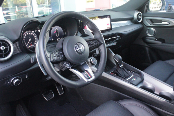 Alfa Romeo Tonale PHEV 280PK VELOCE | PANORAMISCH SCHUIF/KANTEL DAK | PREMIUM PACK: LEDEREN BEKLEDING/GEVENTILEERDE VOORSTOELEN/4-VOUDIG ELEKTRISCH VERSTELBARE LENDESTEUN VOORSTOELEN/HOOGGLANS ZWARTE RAAMOMLIJSTING/AMBIENT LIGHTING | TECHNOLOGY PACK: PARKEERWAARSCHUWING VOOR EN ACHTER/360° CAMERA/AUTOMATISCH INPARKEREN/ AUTONOMOUS DRIVING LEVEL 2: ADAPTIVE CRUISE CONTROL/LANE CENTERING ASSIST/TRAFFIC JAM ASSIST DODEHOEK DETECTIE AUTOMATISCH DIMMENDE BUITENSPIEGELS ELEKTRISCH BEDIENBARE ACHTERKLEP | WINTERPACK: STOELVERWARMING VOOR/STUURVERWARMING/VERWARMBARE RUITENSPROEIERS | HARMAN KAR