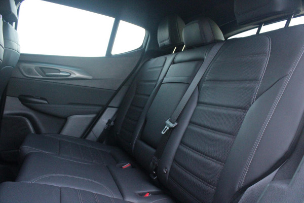 Alfa Romeo Tonale PHEV 280PK VELOCE | PANORAMISCH SCHUIF/KANTEL DAK | PREMIUM PACK: LEDEREN BEKLEDING/GEVENTILEERDE VOORSTOELEN/4-VOUDIG ELEKTRISCH VERSTELBARE LENDESTEUN VOORSTOELEN/HOOGGLANS ZWARTE RAAMOMLIJSTING/AMBIENT LIGHTING | TECHNOLOGY PACK: PARKEERWAARSCHUWING VOOR EN ACHTER/360° CAMERA/AUTOMATISCH INPARKEREN/ AUTONOMOUS DRIVING LEVEL 2: ADAPTIVE CRUISE CONTROL/LANE CENTERING ASSIST/TRAFFIC JAM ASSIST DODEHOEK DETECTIE AUTOMATISCH DIMMENDE BUITENSPIEGELS ELEKTRISCH BEDIENBARE ACHTERKLEP | WINTERPACK: STOELVERWARMING VOOR/STUURVERWARMING/VERWARMBARE RUITENSPROEIERS | HARMAN KAR