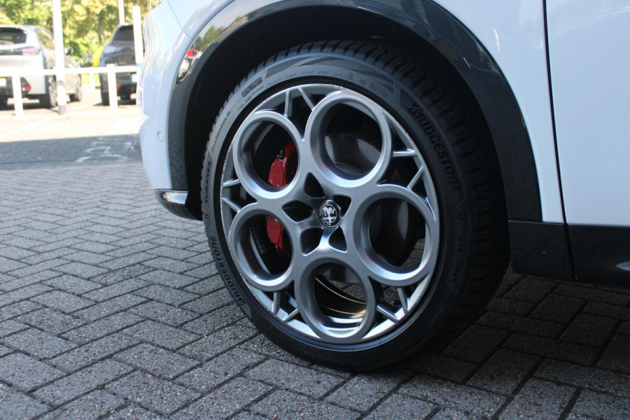 Alfa Romeo Tonale PHEV 280PK VELOCE | PANORAMISCH SCHUIF/KANTEL DAK | PREMIUM PACK: LEDEREN BEKLEDING/GEVENTILEERDE VOORSTOELEN/4-VOUDIG ELEKTRISCH VERSTELBARE LENDESTEUN VOORSTOELEN/HOOGGLANS ZWARTE RAAMOMLIJSTING/AMBIENT LIGHTING | TECHNOLOGY PACK: PARKEERWAARSCHUWING VOOR EN ACHTER/360° CAMERA/AUTOMATISCH INPARKEREN/ AUTONOMOUS DRIVING LEVEL 2: ADAPTIVE CRUISE CONTROL/LANE CENTERING ASSIST/TRAFFIC JAM ASSIST DODEHOEK DETECTIE AUTOMATISCH DIMMENDE BUITENSPIEGELS ELEKTRISCH BEDIENBARE ACHTERKLEP | WINTERPACK: STOELVERWARMING VOOR/STUURVERWARMING/VERWARMBARE RUITENSPROEIERS | HARMAN KAR