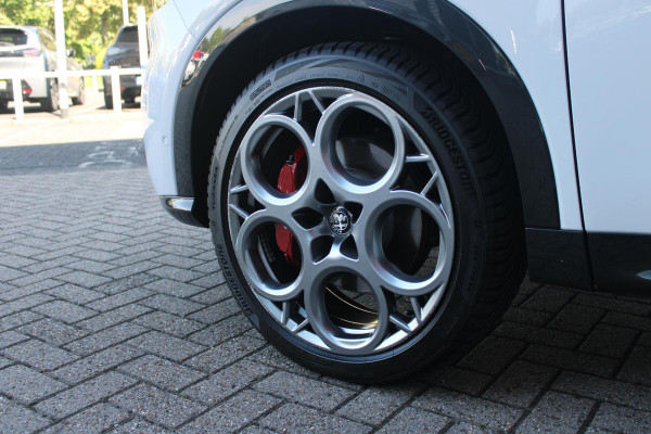 Alfa Romeo Tonale PHEV 280PK VELOCE | PANORAMISCH SCHUIF/KANTEL DAK | PREMIUM PACK: LEDEREN BEKLEDING/GEVENTILEERDE VOORSTOELEN/4-VOUDIG ELEKTRISCH VERSTELBARE LENDESTEUN VOORSTOELEN/HOOGGLANS ZWARTE RAAMOMLIJSTING/AMBIENT LIGHTING | TECHNOLOGY PACK: PARKEERWAARSCHUWING VOOR EN ACHTER/360° CAMERA/AUTOMATISCH INPARKEREN/ AUTONOMOUS DRIVING LEVEL 2: ADAPTIVE CRUISE CONTROL/LANE CENTERING ASSIST/TRAFFIC JAM ASSIST DODEHOEK DETECTIE AUTOMATISCH DIMMENDE BUITENSPIEGELS ELEKTRISCH BEDIENBARE ACHTERKLEP | WINTERPACK: STOELVERWARMING VOOR/STUURVERWARMING/VERWARMBARE RUITENSPROEIERS | HARMAN KAR