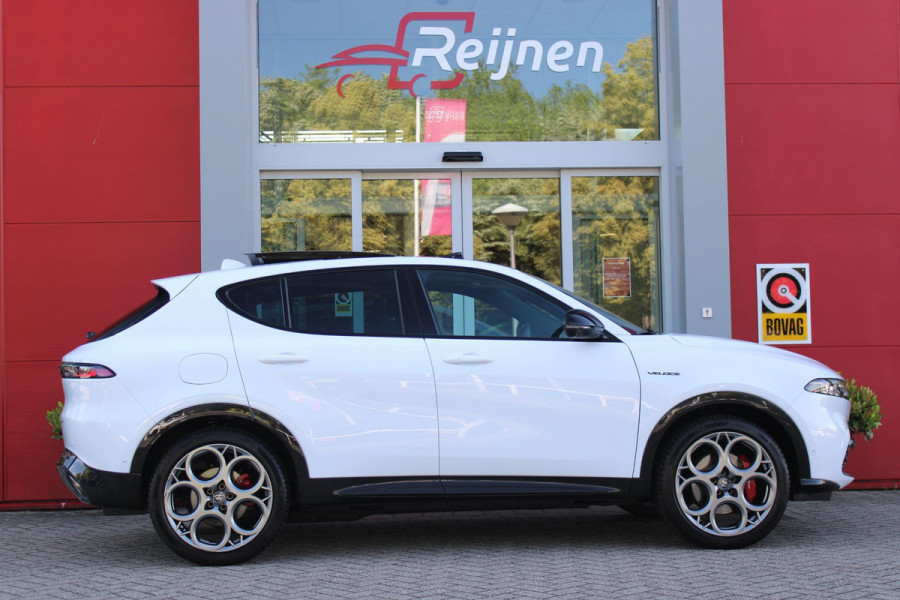 Alfa Romeo Tonale PHEV 280PK VELOCE | PANORAMISCH SCHUIF/KANTEL DAK | PREMIUM PACK: LEDEREN BEKLEDING/GEVENTILEERDE VOORSTOELEN/4-VOUDIG ELEKTRISCH VERSTELBARE LENDESTEUN VOORSTOELEN/HOOGGLANS ZWARTE RAAMOMLIJSTING/AMBIENT LIGHTING | TECHNOLOGY PACK: PARKEERWAARSCHUWING VOOR EN ACHTER/360° CAMERA/AUTOMATISCH INPARKEREN/ AUTONOMOUS DRIVING LEVEL 2: ADAPTIVE CRUISE CONTROL/LANE CENTERING ASSIST/TRAFFIC JAM ASSIST DODEHOEK DETECTIE AUTOMATISCH DIMMENDE BUITENSPIEGELS ELEKTRISCH BEDIENBARE ACHTERKLEP | WINTERPACK: STOELVERWARMING VOOR/STUURVERWARMING/VERWARMBARE RUITENSPROEIERS | HARMAN KAR