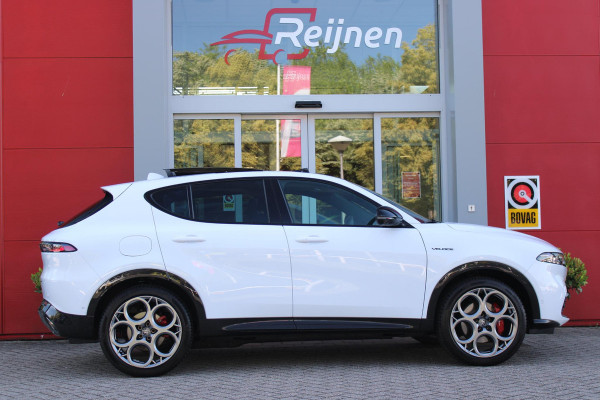 Alfa Romeo Tonale PHEV 280PK VELOCE | PANORAMISCH SCHUIF/KANTEL DAK | PREMIUM PACK: LEDEREN BEKLEDING/GEVENTILEERDE VOORSTOELEN/4-VOUDIG ELEKTRISCH VERSTELBARE LENDESTEUN VOORSTOELEN/HOOGGLANS ZWARTE RAAMOMLIJSTING/AMBIENT LIGHTING | TECHNOLOGY PACK: PARKEERWAARSCHUWING VOOR EN ACHTER/360° CAMERA/AUTOMATISCH INPARKEREN/ AUTONOMOUS DRIVING LEVEL 2: ADAPTIVE CRUISE CONTROL/LANE CENTERING ASSIST/TRAFFIC JAM ASSIST DODEHOEK DETECTIE AUTOMATISCH DIMMENDE BUITENSPIEGELS ELEKTRISCH BEDIENBARE ACHTERKLEP | WINTERPACK: STOELVERWARMING VOOR/STUURVERWARMING/VERWARMBARE RUITENSPROEIERS | HARMAN KAR