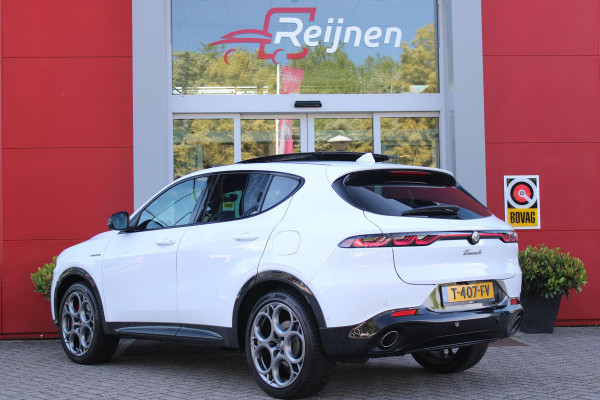 Alfa Romeo Tonale PHEV 280PK VELOCE | PANORAMISCH SCHUIF/KANTEL DAK | PREMIUM PACK: LEDEREN BEKLEDING/GEVENTILEERDE VOORSTOELEN/4-VOUDIG ELEKTRISCH VERSTELBARE LENDESTEUN VOORSTOELEN/HOOGGLANS ZWARTE RAAMOMLIJSTING/AMBIENT LIGHTING | TECHNOLOGY PACK: PARKEERWAARSCHUWING VOOR EN ACHTER/360° CAMERA/AUTOMATISCH INPARKEREN/ AUTONOMOUS DRIVING LEVEL 2: ADAPTIVE CRUISE CONTROL/LANE CENTERING ASSIST/TRAFFIC JAM ASSIST DODEHOEK DETECTIE AUTOMATISCH DIMMENDE BUITENSPIEGELS ELEKTRISCH BEDIENBARE ACHTERKLEP | WINTERPACK: STOELVERWARMING VOOR/STUURVERWARMING/VERWARMBARE RUITENSPROEIERS | HARMAN KAR