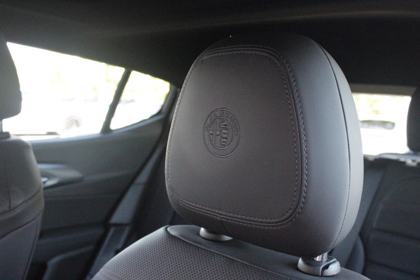 Alfa Romeo Tonale PHEV 280PK VELOCE | PANORAMISCH SCHUIF/KANTEL DAK | PREMIUM PACK: LEDEREN BEKLEDING/GEVENTILEERDE VOORSTOELEN/4-VOUDIG ELEKTRISCH VERSTELBARE LENDESTEUN VOORSTOELEN/HOOGGLANS ZWARTE RAAMOMLIJSTING/AMBIENT LIGHTING | TECHNOLOGY PACK: PARKEERWAARSCHUWING VOOR EN ACHTER/360° CAMERA/AUTOMATISCH INPARKEREN/ AUTONOMOUS DRIVING LEVEL 2: ADAPTIVE CRUISE CONTROL/LANE CENTERING ASSIST/TRAFFIC JAM ASSIST DODEHOEK DETECTIE AUTOMATISCH DIMMENDE BUITENSPIEGELS ELEKTRISCH BEDIENBARE ACHTERKLEP | WINTERPACK: STOELVERWARMING VOOR/STUURVERWARMING/VERWARMBARE RUITENSPROEIERS | HARMAN KAR