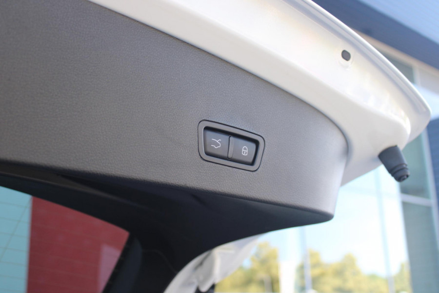 Alfa Romeo Tonale PHEV 280PK VELOCE | PANORAMISCH SCHUIF/KANTEL DAK | PREMIUM PACK: LEDEREN BEKLEDING/GEVENTILEERDE VOORSTOELEN/4-VOUDIG ELEKTRISCH VERSTELBARE LENDESTEUN VOORSTOELEN/HOOGGLANS ZWARTE RAAMOMLIJSTING/AMBIENT LIGHTING | TECHNOLOGY PACK: PARKEERWAARSCHUWING VOOR EN ACHTER/360° CAMERA/AUTOMATISCH INPARKEREN/ AUTONOMOUS DRIVING LEVEL 2: ADAPTIVE CRUISE CONTROL/LANE CENTERING ASSIST/TRAFFIC JAM ASSIST DODEHOEK DETECTIE AUTOMATISCH DIMMENDE BUITENSPIEGELS ELEKTRISCH BEDIENBARE ACHTERKLEP | WINTERPACK: STOELVERWARMING VOOR/STUURVERWARMING/VERWARMBARE RUITENSPROEIERS | HARMAN KAR