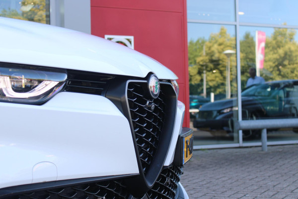 Alfa Romeo Tonale PHEV 280PK VELOCE | PANORAMISCH SCHUIF/KANTEL DAK | PREMIUM PACK: LEDEREN BEKLEDING/GEVENTILEERDE VOORSTOELEN/4-VOUDIG ELEKTRISCH VERSTELBARE LENDESTEUN VOORSTOELEN/HOOGGLANS ZWARTE RAAMOMLIJSTING/AMBIENT LIGHTING | TECHNOLOGY PACK: PARKEERWAARSCHUWING VOOR EN ACHTER/360° CAMERA/AUTOMATISCH INPARKEREN/ AUTONOMOUS DRIVING LEVEL 2: ADAPTIVE CRUISE CONTROL/LANE CENTERING ASSIST/TRAFFIC JAM ASSIST DODEHOEK DETECTIE AUTOMATISCH DIMMENDE BUITENSPIEGELS ELEKTRISCH BEDIENBARE ACHTERKLEP | WINTERPACK: STOELVERWARMING VOOR/STUURVERWARMING/VERWARMBARE RUITENSPROEIERS | HARMAN KAR