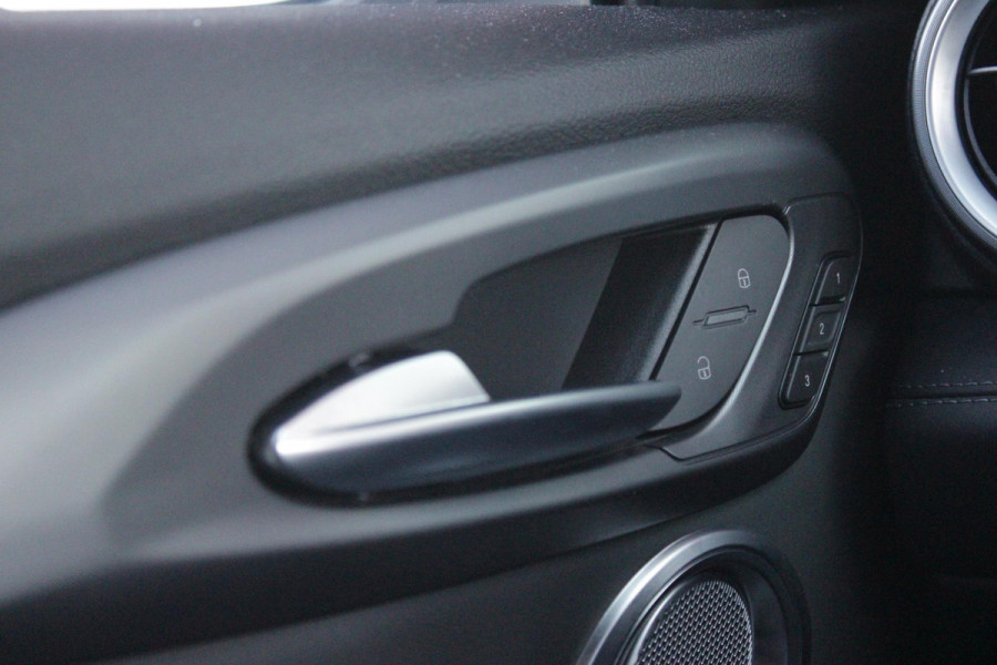 Alfa Romeo Tonale PHEV 280PK VELOCE | PANORAMISCH SCHUIF/KANTEL DAK | PREMIUM PACK: LEDEREN BEKLEDING/GEVENTILEERDE VOORSTOELEN/4-VOUDIG ELEKTRISCH VERSTELBARE LENDESTEUN VOORSTOELEN/HOOGGLANS ZWARTE RAAMOMLIJSTING/AMBIENT LIGHTING | TECHNOLOGY PACK: PARKEERWAARSCHUWING VOOR EN ACHTER/360° CAMERA/AUTOMATISCH INPARKEREN/ AUTONOMOUS DRIVING LEVEL 2: ADAPTIVE CRUISE CONTROL/LANE CENTERING ASSIST/TRAFFIC JAM ASSIST DODEHOEK DETECTIE AUTOMATISCH DIMMENDE BUITENSPIEGELS ELEKTRISCH BEDIENBARE ACHTERKLEP | WINTERPACK: STOELVERWARMING VOOR/STUURVERWARMING/VERWARMBARE RUITENSPROEIERS | HARMAN KAR