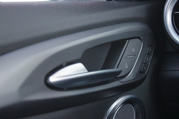 Alfa Romeo Tonale PHEV 280PK VELOCE | PANORAMISCH SCHUIF/KANTEL DAK | PREMIUM PACK: LEDEREN BEKLEDING/GEVENTILEERDE VOORSTOELEN/4-VOUDIG ELEKTRISCH VERSTELBARE LENDESTEUN VOORSTOELEN/HOOGGLANS ZWARTE RAAMOMLIJSTING/AMBIENT LIGHTING | TECHNOLOGY PACK: PARKEERWAARSCHUWING VOOR EN ACHTER/360° CAMERA/AUTOMATISCH INPARKEREN/ AUTONOMOUS DRIVING LEVEL 2: ADAPTIVE CRUISE CONTROL/LANE CENTERING ASSIST/TRAFFIC JAM ASSIST DODEHOEK DETECTIE AUTOMATISCH DIMMENDE BUITENSPIEGELS ELEKTRISCH BEDIENBARE ACHTERKLEP | WINTERPACK: STOELVERWARMING VOOR/STUURVERWARMING/VERWARMBARE RUITENSPROEIERS | HARMAN KAR