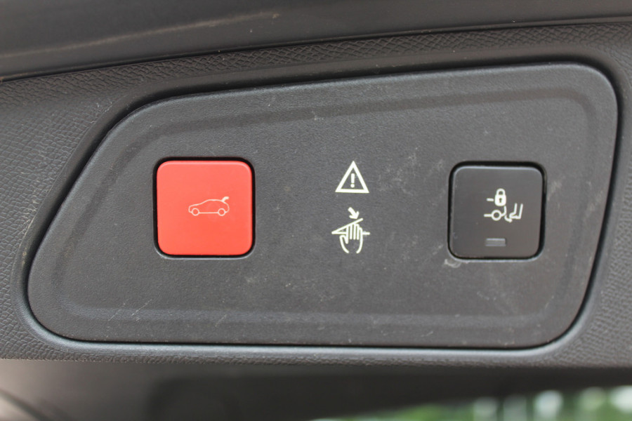 Peugeot 3008 1.2 PureTech Blue Lease Premium / Camera / Navigatie / Keyless / 19'' / Dodehoek / CarPlay / DAB / Cruise Control / LED Koplampen