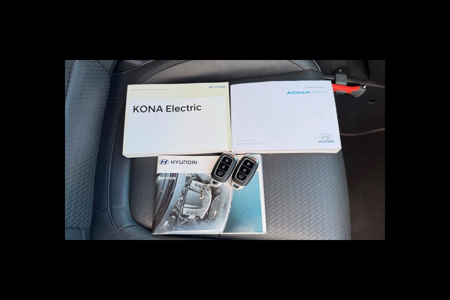 Hyundai Kona EV Premium 64 kWh | SOH 99.2% | Trekhaak | Leer | Adaptive + Lane + Blindspot | Premium Audio + Apple + All Season banden | Dealer onderhouden