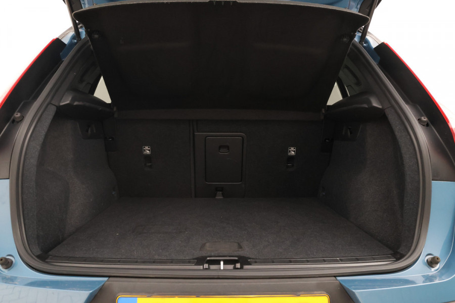 Volvo XC40 Recharge Core 70 kWh Zwarte hemel, Stoel/stuur verwarming, Apple carplay