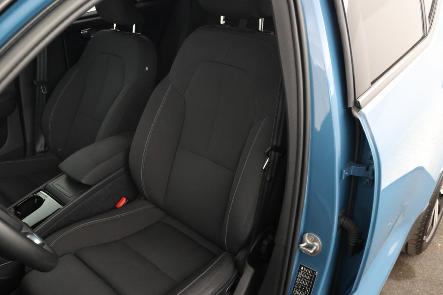 Volvo XC40 Recharge Core 70 kWh Zwarte hemel, Stoel/stuur verwarming, Apple carplay