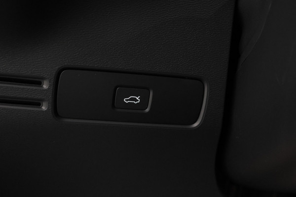 Volvo XC40 Recharge Core 70 kWh Zwarte hemel, Stoel/stuur verwarming, Apple carplay