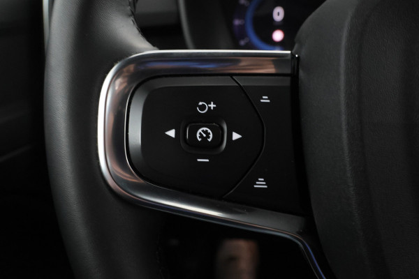 Volvo XC40 Recharge Core 70 kWh Zwarte hemel, Stoel/stuur verwarming, Apple carplay