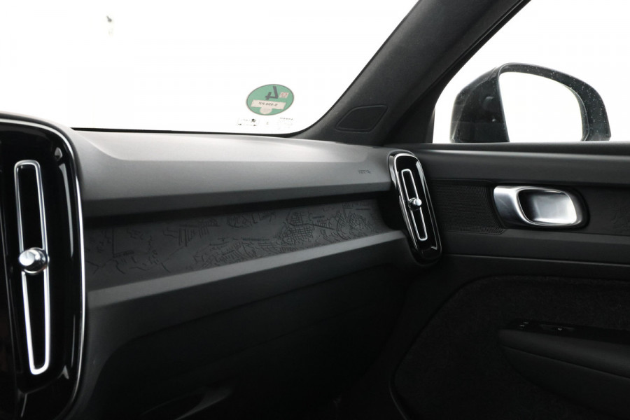 Volvo XC40 Recharge Core 70 kWh Zwarte hemel, Stoel/stuur verwarming, Apple carplay