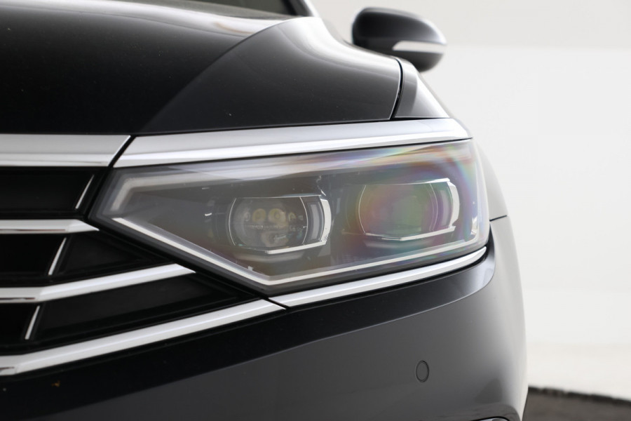 Volkswagen Passat Variant 2.0 TSI R-Line Business + Trekhaak, Automaat, Panorama, Adaptieve cruise