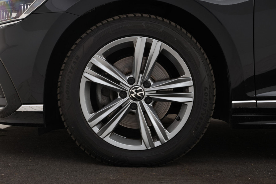 Volkswagen Passat Variant 2.0 TSI R-Line Business + Trekhaak, Automaat, Panorama, Adaptieve cruise