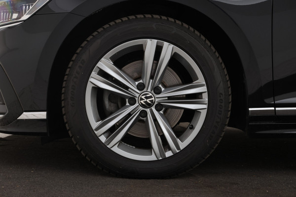 Volkswagen Passat Variant 2.0 TSI R-Line Business + Trekhaak, Automaat, Panorama, Adaptieve cruise