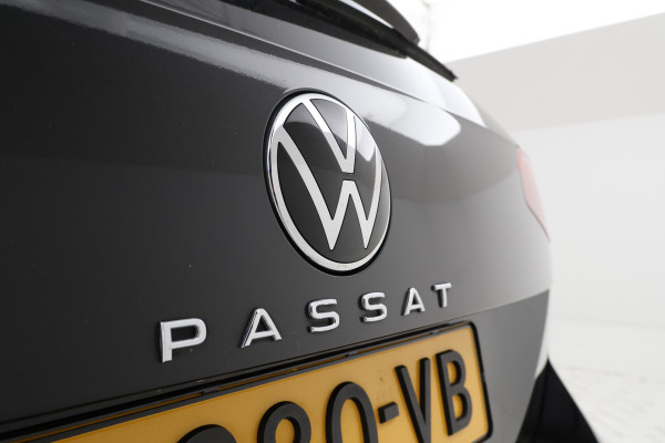 Volkswagen Passat Variant 2.0 TSI R-Line Business + Trekhaak, Automaat, Panorama, Adaptieve cruise
