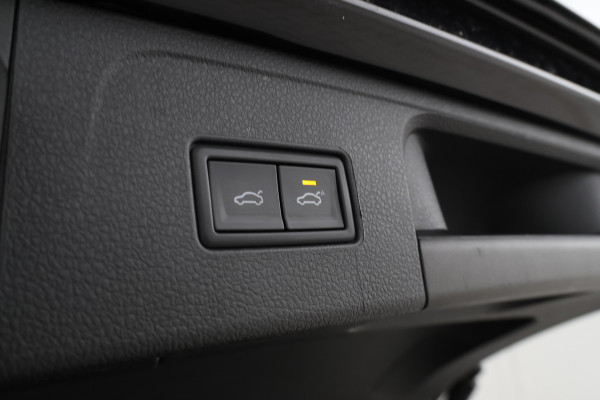 Volkswagen Passat Variant 2.0 TSI R-Line Business + Trekhaak, Automaat, Panorama, Adaptieve cruise