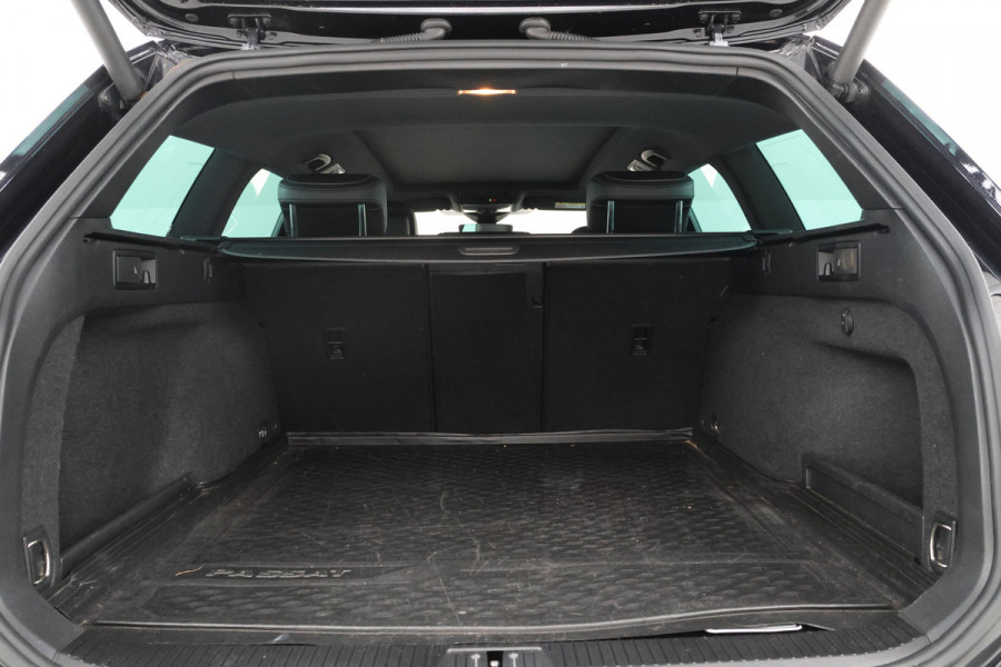 Volkswagen Passat Variant 2.0 TSI R-Line Business + Trekhaak, Automaat, Panorama, Adaptieve cruise