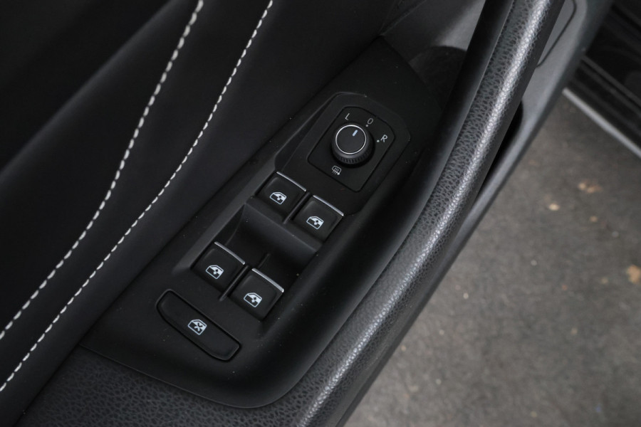 Volkswagen Passat Variant 2.0 TSI R-Line Business + Trekhaak, Automaat, Panorama, Adaptieve cruise